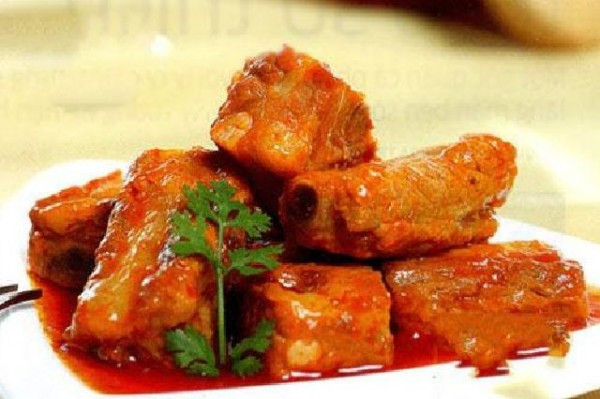 Sườn cắt thành khúc vừa ăn, đem luộc sơ qua một lần nước, rồi ướp với gia vị hạt nêm, muối, dầu hào khoảng 30 phút cho ngấm. Đem chiên xém vàng rồi vớt ra, sử dụng dầu trong chảo đảo chín cà chua, khi cà chua nát thì cho sườn vào đảo cùng, cuối cùng cho nước mắm đường + dấm + tỏi + ớt vào, đảo đều đến khi hỗn hợp đặc sệt thì tắt bếp. Cho sườn ra đĩa, trang trí thêm rau mùi cho đẹp và thơm.