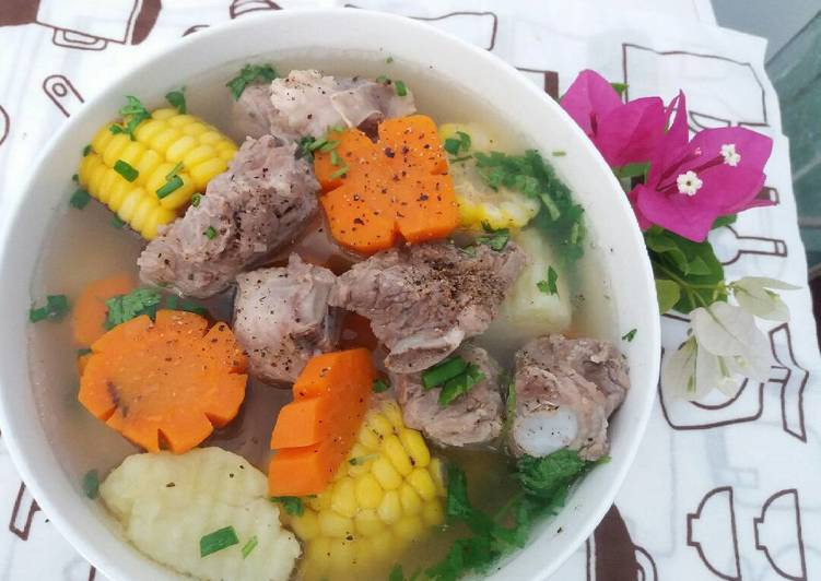 Canh sườn ninh củ quả: Sườn luộc sơ qua rồi để ráo, ướp với hạt nêm, gia vị cho ngấm. Cà rốt, củ cải, ngô ngọt, bí đao cắt miếng vừa ăn. Đem xào sườn cho se mặt rồi đổ nước vào, thêm vài củ hành tím đập dập rồi ninh sườn mềm khoảng 30 phút.