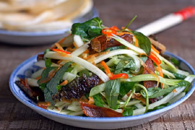 Món ăn này là sự pha trộn giữa vị đắng của lá sầu đâu, cái mằn mặn của khô cá sặt, vị chua của xoài, hương thơm nồng các loại rau rất hấp dẫn.