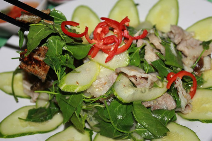 Món gỏi sầu đâu, đặc sản Châu Đốc, An Giang. Món gỏi nghe tên thấy buồn buồn này kỳ thực lại là đặc sản khiến khách phương xa nhớ mãi. Sầu đâu có hương vị kỳ lạ là đắng chát rất khó ăn thế nhưng khi trộn với nước trộn gỏi và các nguyên liệu khác thì lại khiến bao người “phải lòng”.