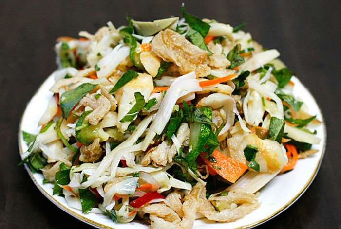 Tại đây, sau khi hái bồn bồn, người ta chọn phần tươi non như thân, lá, gốc trộn chung với tỏi, ớt, đường, tôm, thịt ba chỉ để ăn.