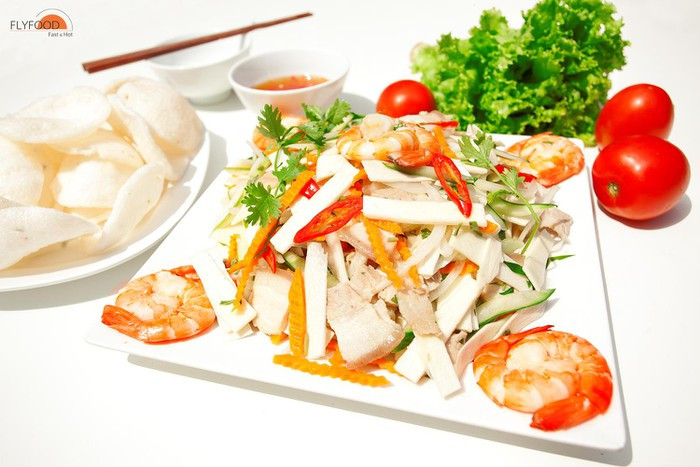 Khi chế biến món này, củ hũ dừa được trộn chua ngọt cùng tôm tươi, thịt ba chỉ sau đó cho vào đĩa, rắc ít rau răm, hành phi, lạc rang lên trên, trộn cùng nước pha chua ngọt.