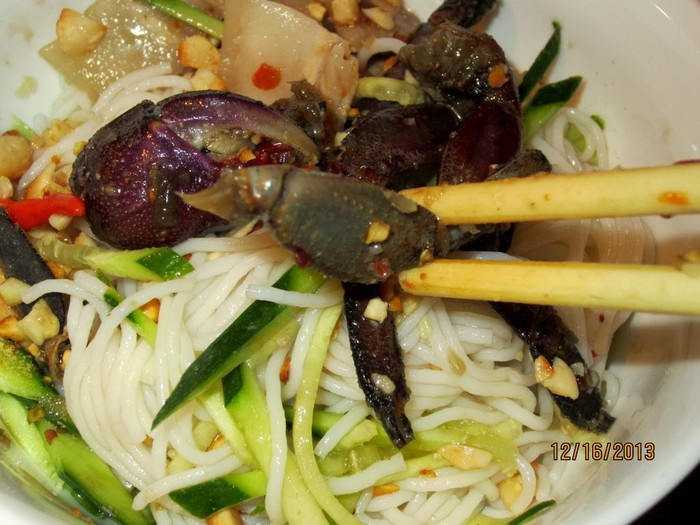 Khi chế biến người ta xé nhỏ ba khía rồi trộn đều gia vị, để khoảng 15 phút cho gia vị ngấm rồi thưởng thức.