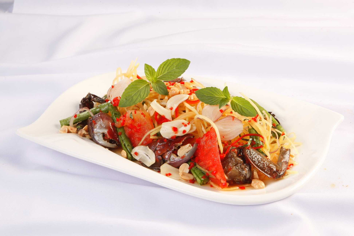 Gỏi Ba khía: Đây là món gỏi lạ độc của người Bạc Liêu. Về cơ bản, đu đủ bào sợi là "nền tảng" của món gỏi này nhưng thật chất chính nhờ nước trộn được chế biến kì công từ mắm ba khía thì món ăn mới gây được ấn tượng với thực khách.