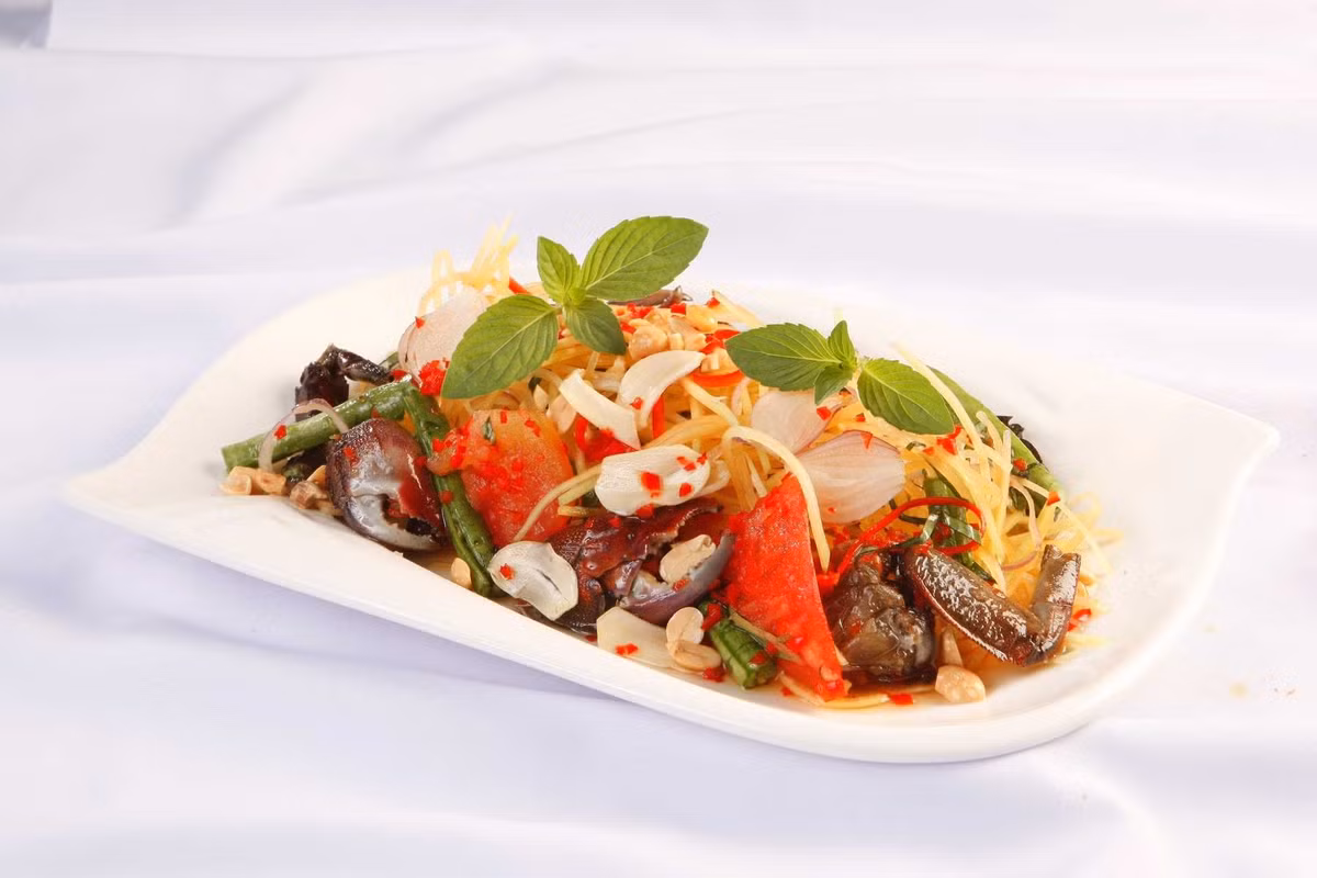 Gỏi Ba khía: Đây là món gỏi lạ độc của người Bạc Liêu. Về cơ bản, đu đủ bào sợi là "nền tảng" của món gỏi này nhưng thật chất chính nhờ nước trộn được chế biến kì công từ mắm ba khía thì món ăn mới gây được ấn tượng với thực khách.