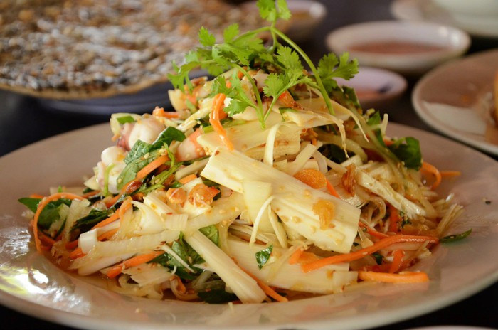 Gỏi củ hũ dừa của Bến Tre: Đối với người dân miền Tây, không có bộ phận nào của dừa mà bỏ phí cả. Nếu như trái dừa xuất hiện trong nhiều món ngọt thì về miền này bạn còn bất ngờ hơn với một món gỏi cũng từ chúng, đó chính là gỏi củ hũ dừa. Đây là phần lá mầm nằm trên ngọn của cây dừa nên ngon và có độ giòn ngọt.