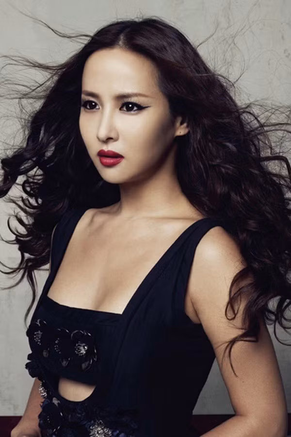 Người đẹp sinh năm 1981 ăn mặc hết sức gợi cảm trong các set hình.