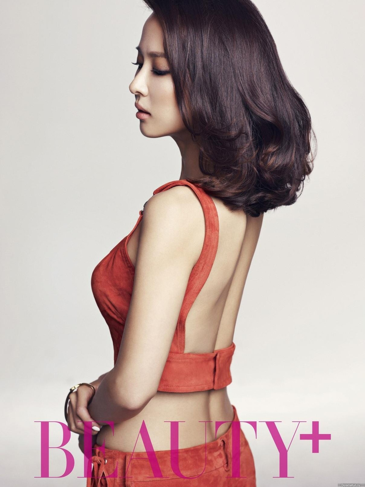 Jo Yeo Jeong tự tin mặc trang phục khoe lưng trần trắng nõn nà.