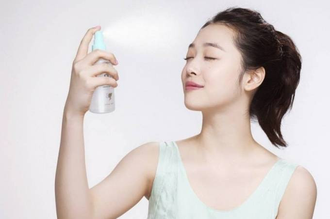 Xịt khoáng: Sau khi trang điểm, bạn nên xịt một lớp nhẹ lên toàn bộ khuôn mặt để lớp nền bền màu hơn. Ngoài ra, xịt khoáng thường xuyên cũng cấp ẩm ngay tức thì cho da, hạn chế hiện tượng da bong tróc trong những ngày lạnh.