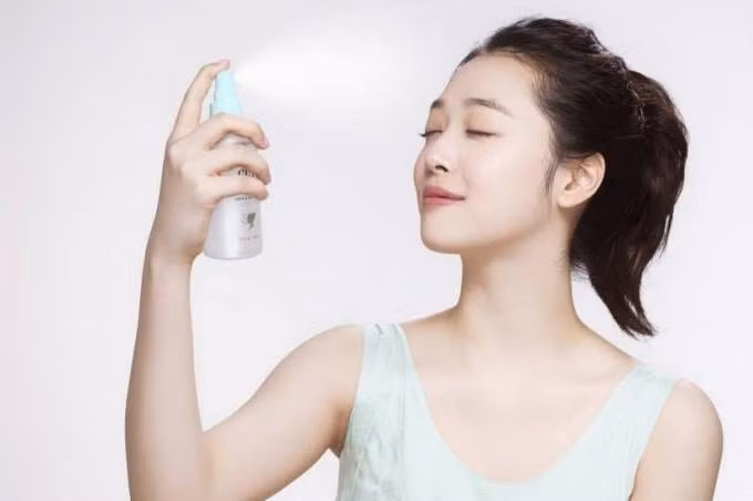 Xịt khoáng: Sau khi trang điểm, bạn nên xịt một lớp nhẹ lên toàn bộ khuôn mặt để lớp nền bền màu hơn. Ngoài ra, xịt khoáng thường xuyên cũng cấp ẩm ngay tức thì cho da, hạn chế hiện tượng da bong tróc trong những ngày lạnh.