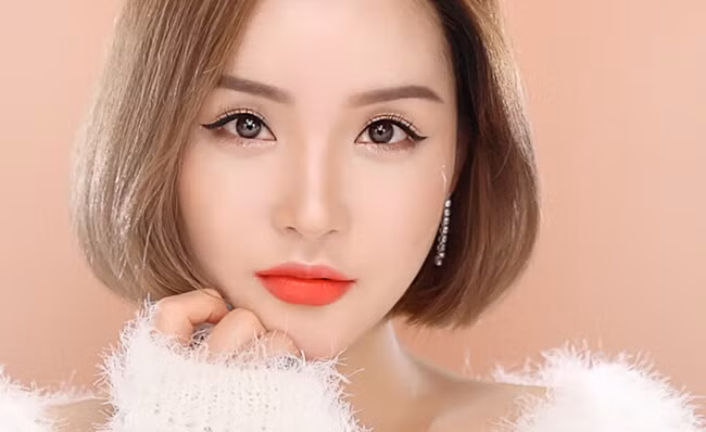 Son môi là món đồ trang điểm không thể thiếu, bạn nên nhớ bỏ vào túi xách đầu tiên trước khi đi chơi.