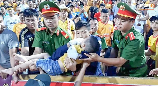 Canh sat co dong cho ngon tay vao mieng cuu be trai: Hinh anh dep sao chi trich?-Hinh-2