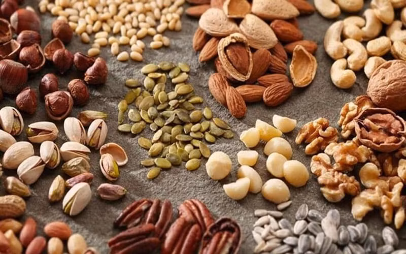 Hạnh nhân, đậu phộng và các loại hạt khác: Thông thường những người bị dị ứng với phấn hoa cũng có nguy cơ bị dị ứng với các loại hạt như hạnh nhân, hạt điều, quả óc chó, đậu phộng...