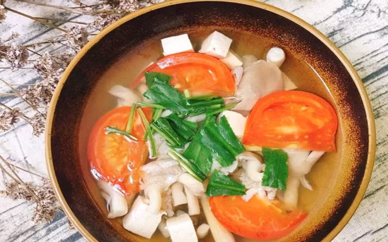 Cà chua, nấm và rau tươi khác: Các loại rau luôn là thực phẩm tốt cho sức khỏe nhưng đây cũng là thứ chứa một nguồn histamine tương đối cao. Do đó những người có nguy cơ bị kích ứng hay nhạy cảm với chất này nên tránh một số loại rau như: rau bina, cà tím, bí ngô, bơ, cần tây...