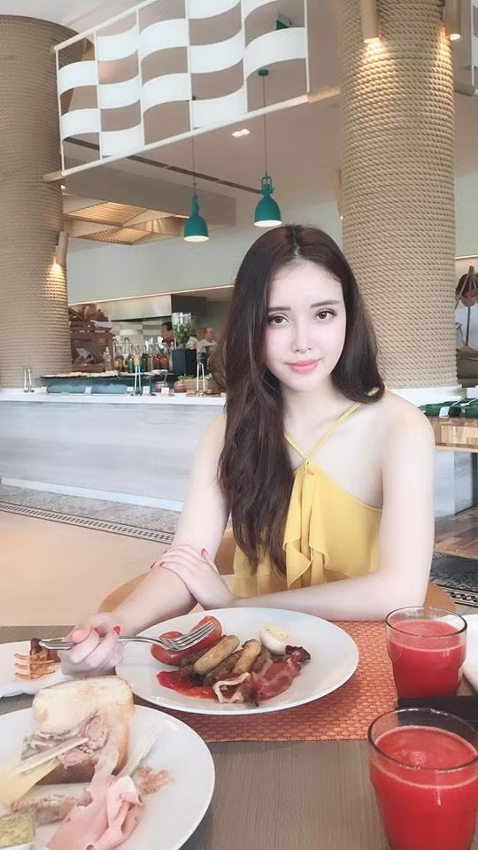 Nhờ có làn da trắng, Ngọc Phượng tự tin mặc trang phục "khoe" đôi vai trần nõn nà.