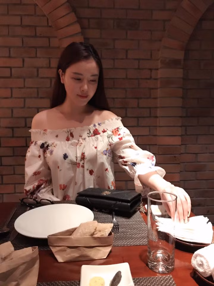 ...khi thì nữ tính, dịu dàng với áo hoa trễ vai...