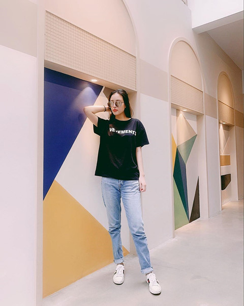 Thỉnh thoảng, em gái Mai Phương Thúy thay đổi phong cách với jean và áo thun năng động. Ảnh: FBNV.