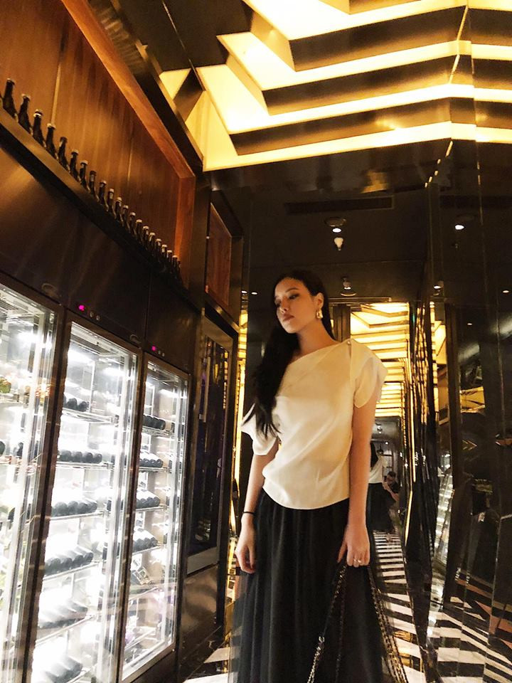 ...khi thì sang chảnh, kiêu sa với áo lệch vai và chân váy voan.