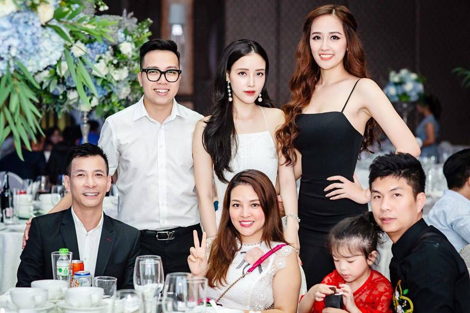 Cô nàng 26 tuổi này sở hữu ngoại hình khá bắt mắt, làn da trắng và chiều cao 1,78 m. Cũng như Mai Phương Thúy, Ngọc Phượng ăn mặc sành điệu và khá thời thượng.