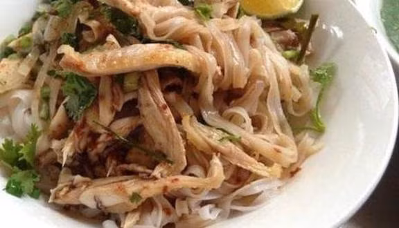 Phở trộn: Ngoài những món phở truyền thống, phở trộn cũng là một món ngon được nhiều người yêu thích. Ở nhiều nơi phở trộn lại có những phong cách chế biến hoàn toàn khác nhau nhưng dù là ở đâu thì chúng vẫn giữ nguyên trong mình những nét đẹp của ẩm thực Hà Nội.