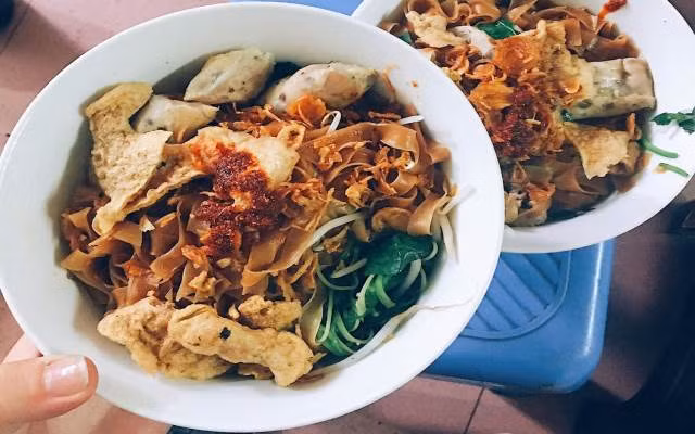 Bánh đa chần qua nước canh riêu, cho đậu rán, gạch cua, rau muống hoặc rau rút, hành phi, chút lạc rang, tất cả trộn chung với xì dầu đã làm nên một bát bánh đa trộn ngon lành. Sợi bánh đa đỏ dai dai, rau chần giòn sần sật hòa quyện với vị thanh mát của nước trộn tạo nên cái thú vị cho người thưởng thức món ăn này.