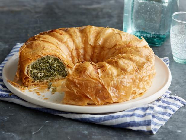 Spanakopita là món bánh ngọt có nhân phô mai, rau bina tươi, củ hành và rắc thêm gia vị. Món này tuyệt nhất là dùng trong các bữa ăn sáng.