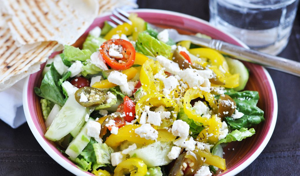 Salad Hy Lạp là món được dùng chủ yếu vào mùa hè trên các hòn đảo tại Hy Lạp, đặc biệt khi nhiệt độ tăng cao vào buổi trưa. Món này bao gồm rất nhiều cà chua tươi, hành tây, oliu và một miếng pho mát lớn. Ngoài ra, bạn còn có thể thêm dầu oliu, muối và rau oregano (kinh giới) để tăng thêm hương vị.