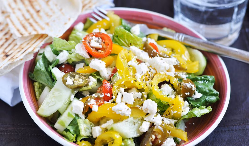 Salad Hy Lạp là món được dùng chủ yếu vào mùa hè trên các hòn đảo tại Hy Lạp, đặc biệt khi nhiệt độ tăng cao vào buổi trưa. Món này bao gồm rất nhiều cà chua tươi, hành tây, oliu và một miếng pho mát lớn. Ngoài ra, bạn còn có thể thêm dầu oliu, muối và rau oregano (kinh giới) để tăng thêm hương vị.