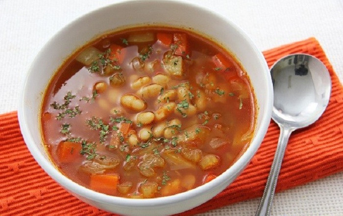 Súp Fasolatha: Đây là một món súp được nấu từ đậu trắng rất nổi tiếng tại Hy Lạp. Những hạt đậu trắng sẽ được nghiền nhỏ cùng với một vài loại rau khác như hành, cần tây, cà rốt. Tất cả các nguyên liệu này sẽ được nghiền cho đến khi nhừ, quện sánh vào nhau tạo thành một hỗn hợp có độ đặc vừa phải. Món ăn này thường được ăn cùng với cơm trắng.