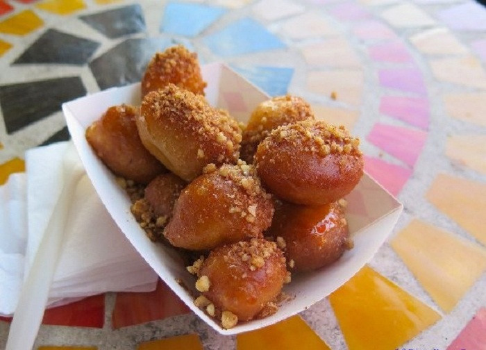 Loukoumades gần giống như món bánh rán, dùng chung với nhiều mật ong và quả óc chó. Một số nơi còn rắc quế lên bánh để thêm hương vị.