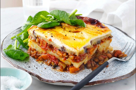 Mousaka là một trong những món ăn nổi tiếng nhất của Hy Lạp mà bạn nhất định phải thử. Hương vị của món này có thể thay đổi tùy theo nơi chế biến, ví dụ như tại các khu biển, đảo, Mousaka được chế biến với rất nhiều rau. Tuy nhiên, nhìn chung, món Mousaka gồm có cà tím, thịt và nhiều pho mát.