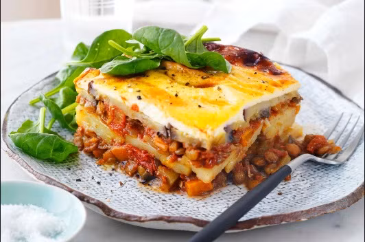 Mousaka là một trong những món ăn nổi tiếng nhất của Hy Lạp mà bạn nhất định phải thử. Hương vị của món này có thể thay đổi tùy theo nơi chế biến, ví dụ như tại các khu biển, đảo, Mousaka được chế biến với rất nhiều rau. Tuy nhiên, nhìn chung, món Mousaka gồm có cà tím, thịt và nhiều pho mát.