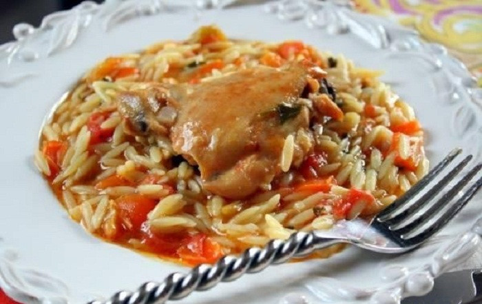 Youvetsi là một món hầm ngon tuyệt của Hy Lạp đã chinh phục được nhiều vị khách du lịch khi đến với quốc gia này. Nguyên liệu chính để chế biến món ăn này gồm có nhiều loại thịt như thịt bò, thịt cừu cùng với nước sốt cà chua, mì ống, pho mát.