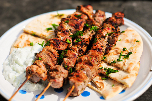 Souvlaki là món thịt nướng khá nổi tiếng tại Hy Lạp. Thịt được dùng để nướng thông thường là thịt bò, cừu hoặc cá, ăn kèm với salad, bánh mì có phết muối và dầu oliu.