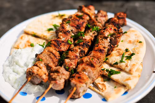 Souvlaki là món thịt nướng khá nổi tiếng tại Hy Lạp. Thịt được dùng để nướng thông thường là thịt bò, cừu hoặc cá, ăn kèm với salad, bánh mì có phết muối và dầu oliu.