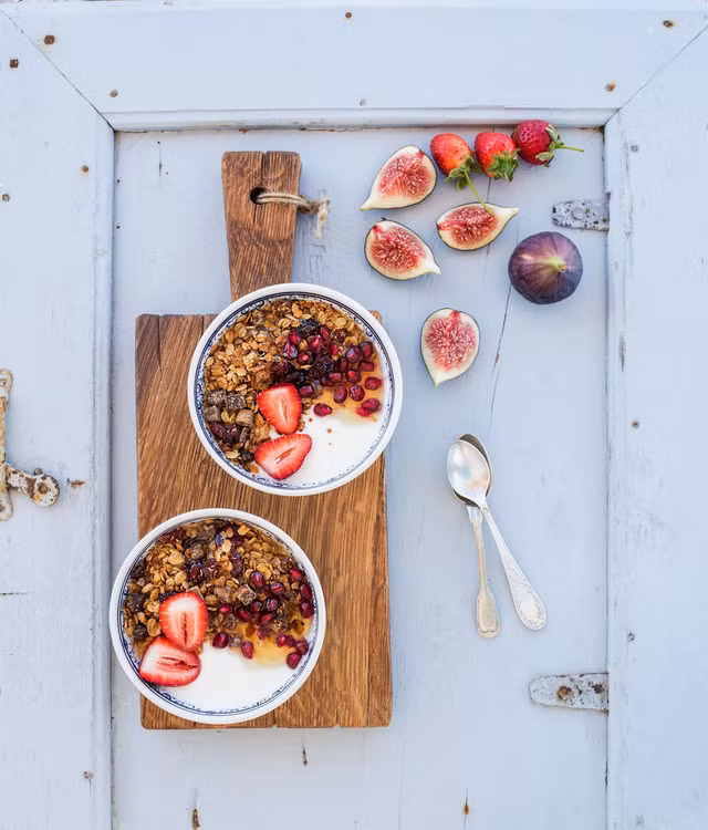 Sữa chua Hy Lạp và mật ong: Nhắc đến Hy Lạp, người ta thường nghĩ đến món sữa chua được dùng vào các bữa sáng. Sữa chua Hy Lạp có hương vị hơi gắt, không ngọt và rất ngon khi ăn riêng hoặc ăn chung với mật ong hoặc quả sung tươi.