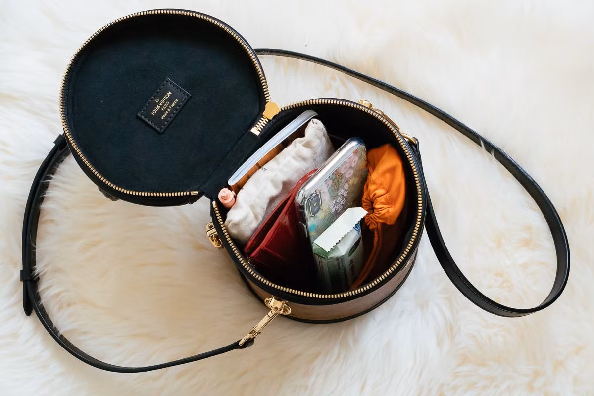 Từ kiểu dáng đặc trưng của mẫu túi, sao Việt đặt cho nó cái tên gọi thân thương và bình dị là “túi cặp lồng”.