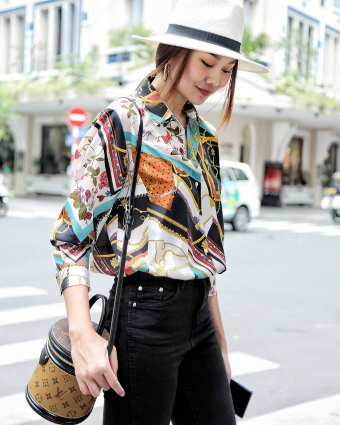 Thanh Hằng trông rất phong cách khi thả dáng trên phố cùng set đồ áo sơ mi họa tiết, quần jean, mũ cói và chiếc túi hàng hiệu.