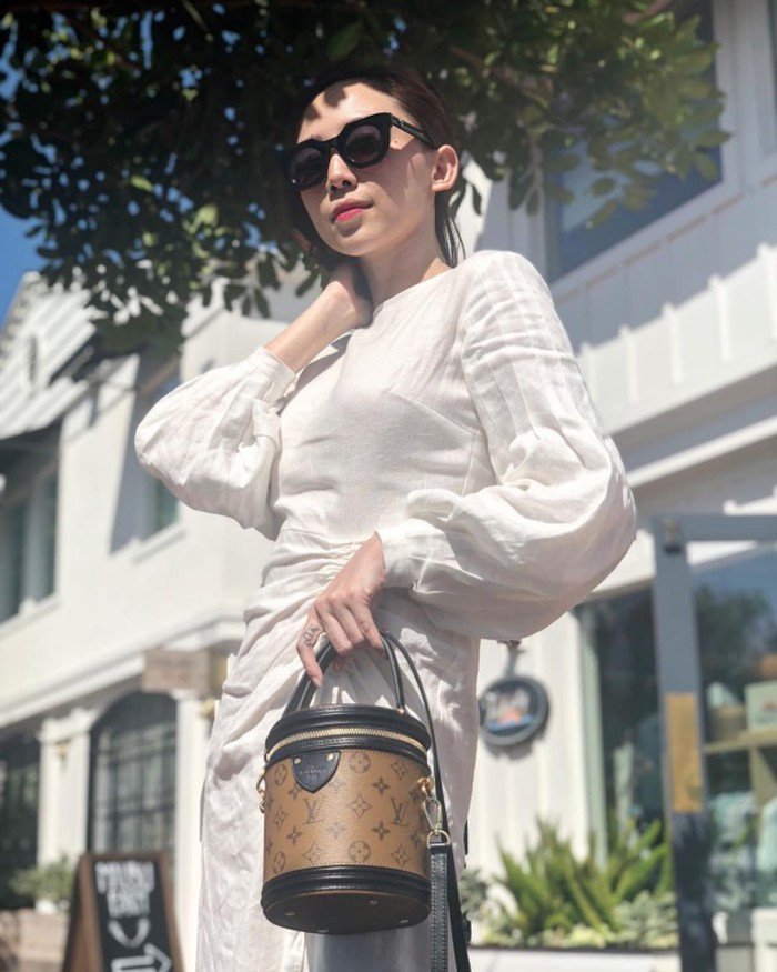 Phụ kiện độc đáo này được Tóc Tiên phối với với váy trắng nữ tính.