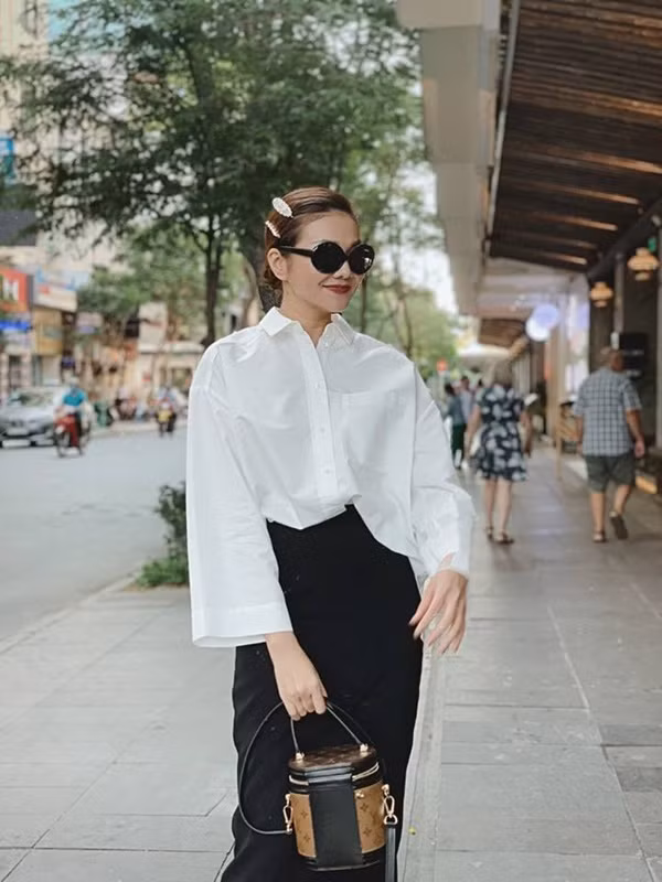 Là một trong những sao Việt có gu thời trang thời thượng, Thanh Hằng luôn cập nhật nhanh nhạy các xu hướng cũng như các hot items của làng mốt thế giới. Cô là một trong những người đẹp Việt đầu tiên sở hữu chiếc túi LV Cannes.