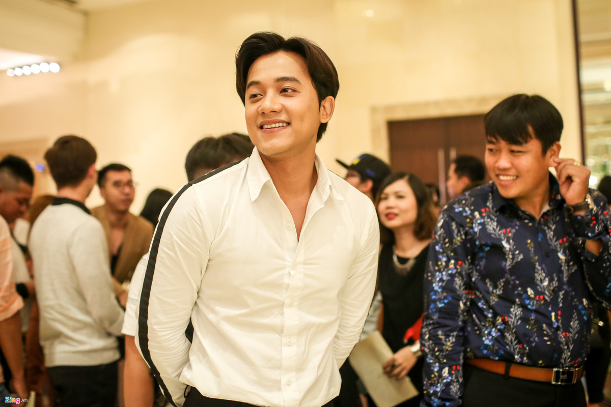 Anh mặc sơ mi trắng rất bảnh bao.