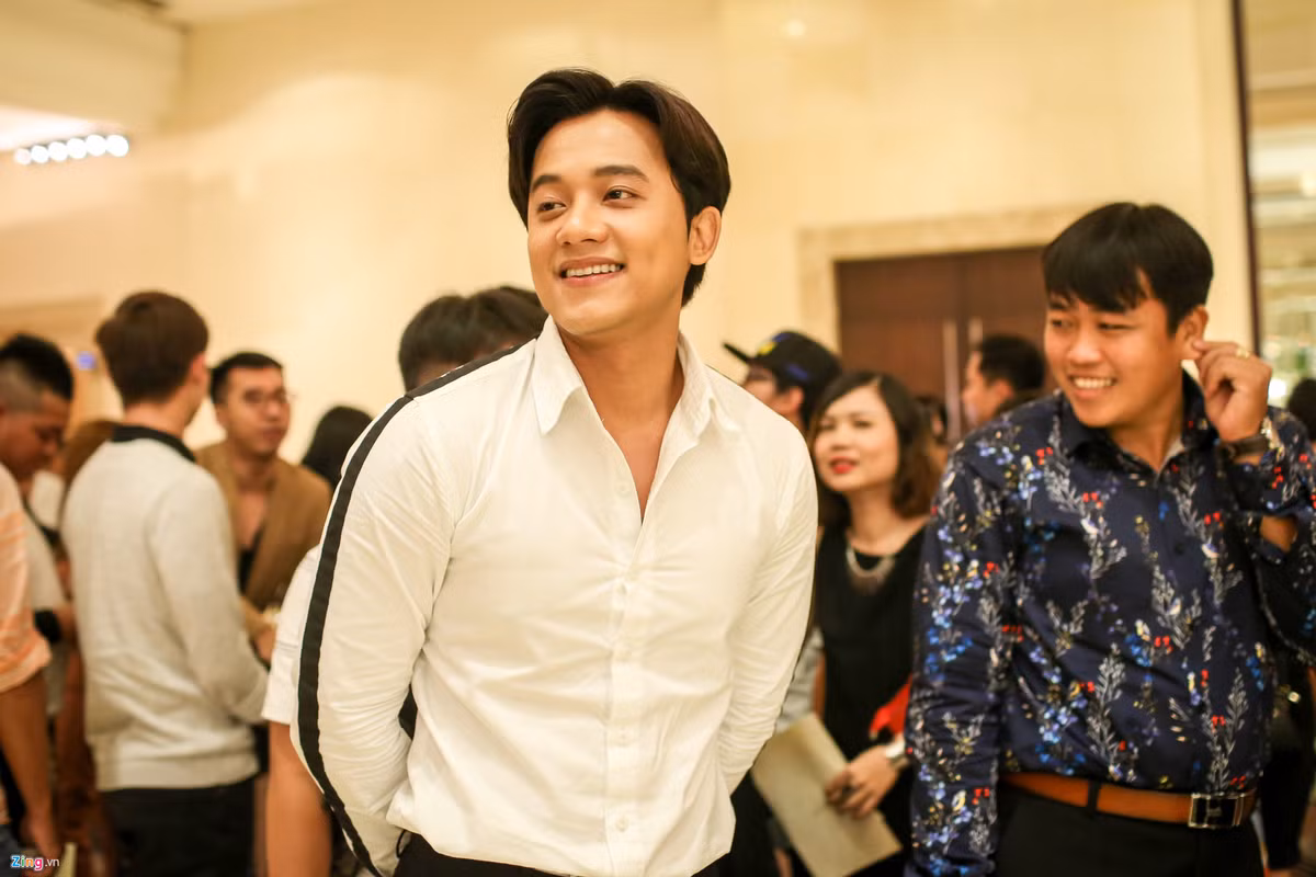 Anh mặc sơ mi trắng rất bảnh bao.