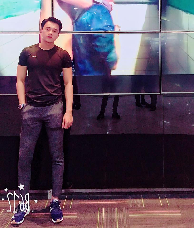 Anh diện đồ thể thao cũng đầy nam tính.