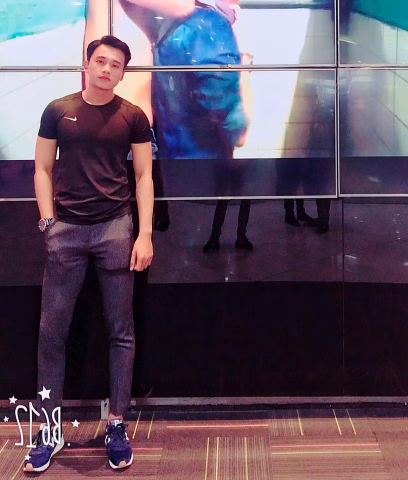 Anh diện đồ thể thao cũng đầy nam tính.