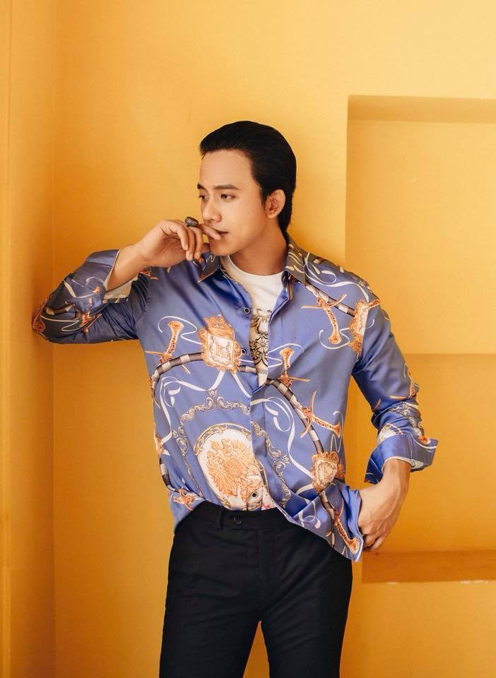 Mai Tài Phến trông khá lãng tử với kiểu áo sơ mi họa tiết hoa lá.