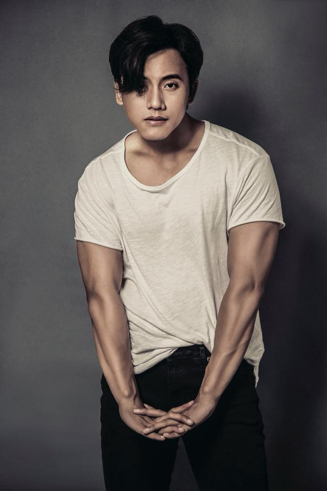 Dù mặc theo phong cách nào, Mai Tài Phến cũng đầy chất nam tính. Ảnh: FBNV, Internet.