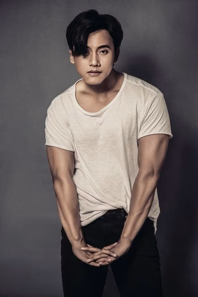 Dù mặc theo phong cách nào, Mai Tài Phến cũng đầy chất nam tính. Ảnh: FBNV, Internet.