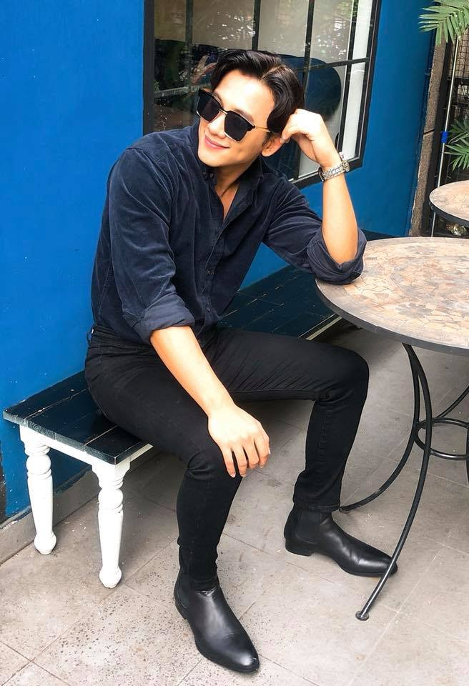 Nam diễn viên trẻ luôn biết cách phối đồ cùng với đồng hồ và kính mắt sành điệu.