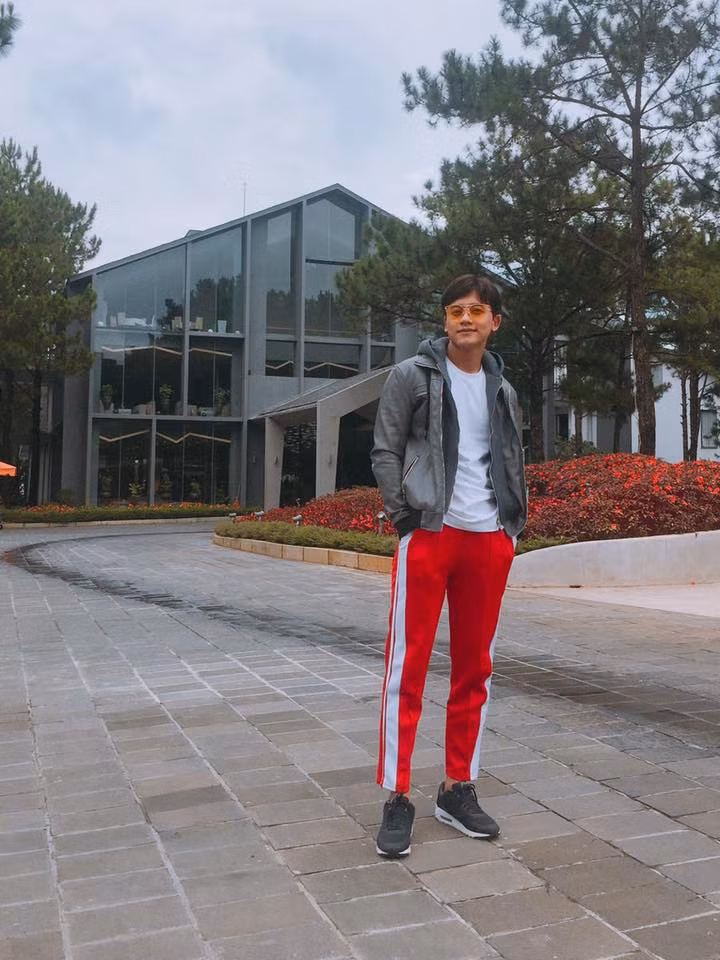 Giầy sneaker là item ưa chuộng của anh chàng.