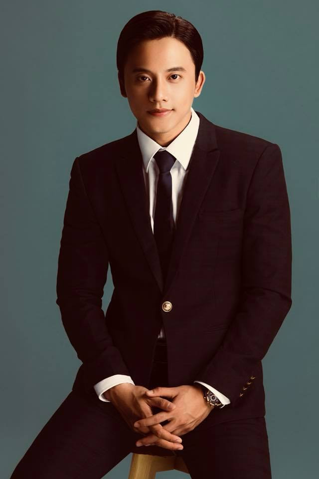 Ngoại hình sáng láng mỗi khi xuất hiện trên sân khấu và truyền hình, ngoài đời Mai Tài Phến cũng rất được lòng người hâm mộ về gu thời trang sành điệu, nam tính và lịch lãm biến hóa.